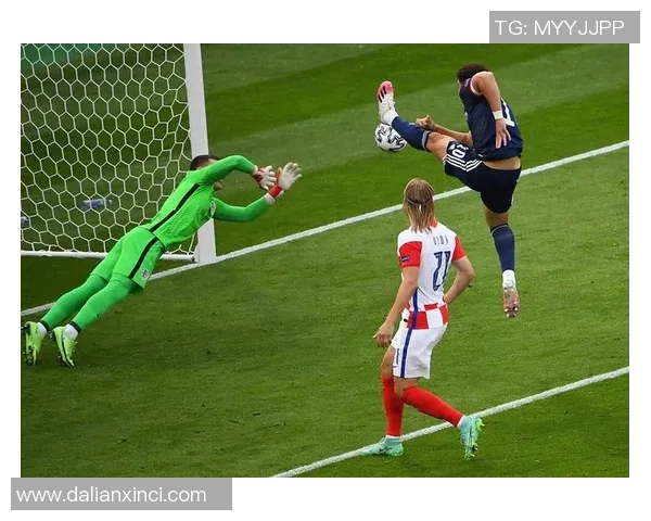 足球巨星转身瞬间集锦 精彩瞬间定格最炫足球技巧与速度极限